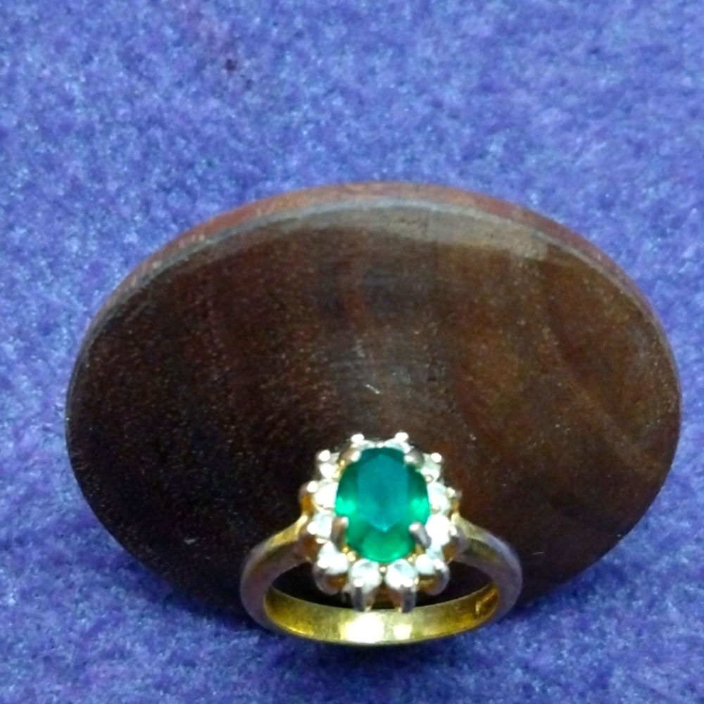 Women's natural  green emerald yellow gold Daisy oval ring
